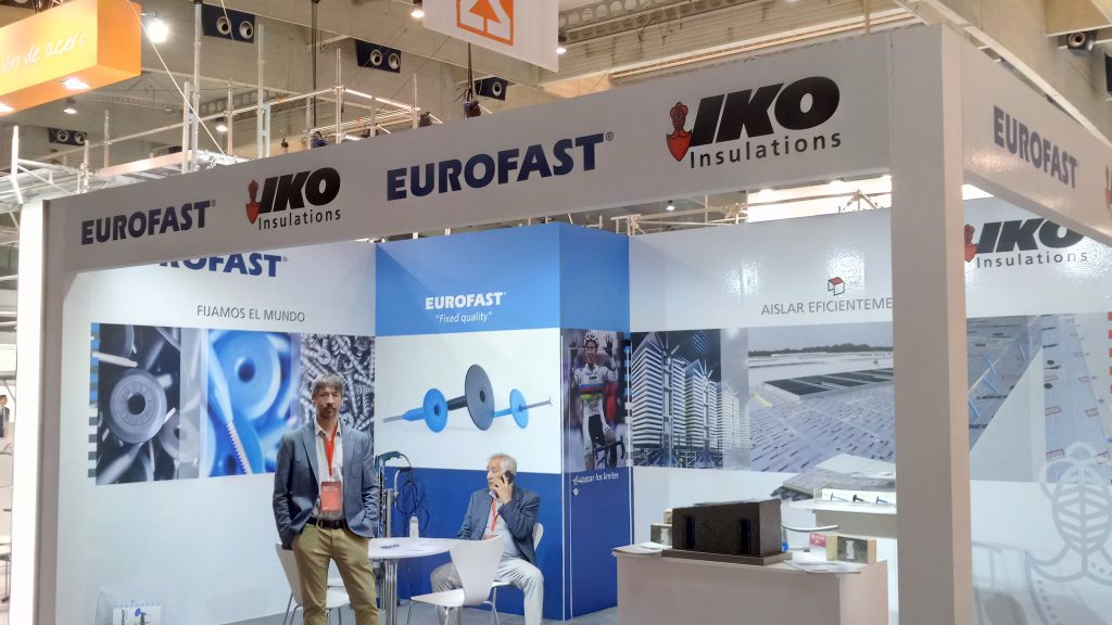 Equipo en el stand de IKO y Eurofast en BBConstrumat 2019