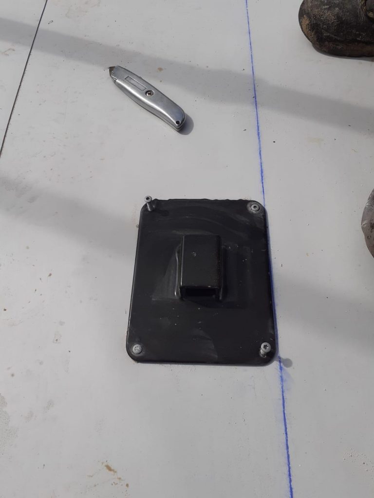 Pieza FYT Waterfix RS20 sobre membrana de cubierta