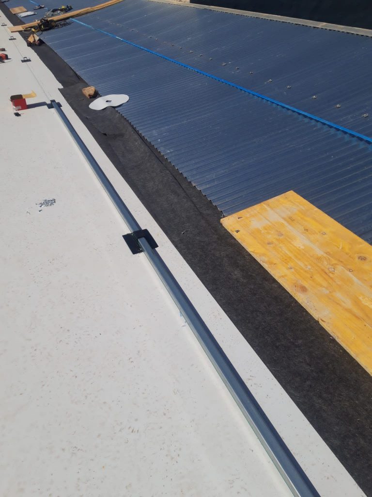 Estructura solar apoyada en piezas FYT Waterfix junto a la placa fotovoltaica