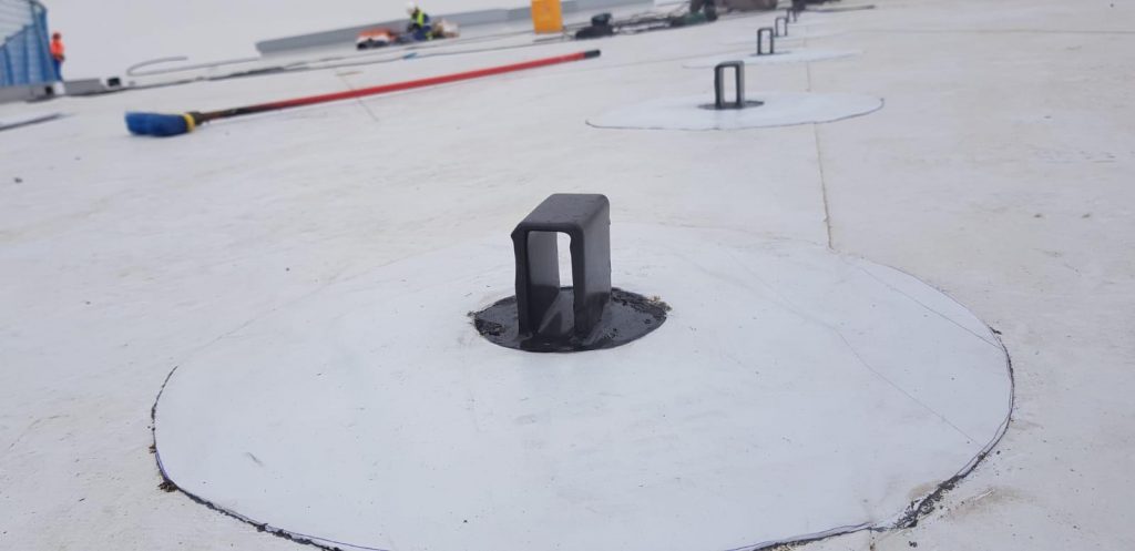 Pieza FYT Waterfix soldada a la membrana de una cubierta impermeabilizada