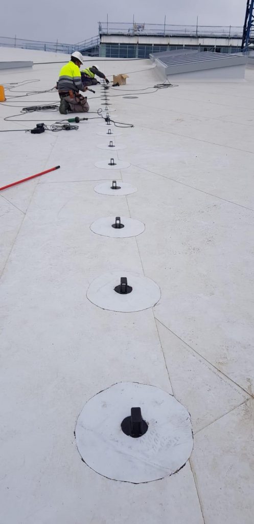 Fila de piezas FYT Waterfix instaladas sobre la membrana de cubierta