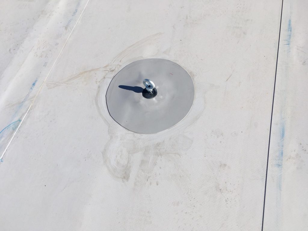 Pieza FYT Waterfix M10 soldada a la membrana de PVC