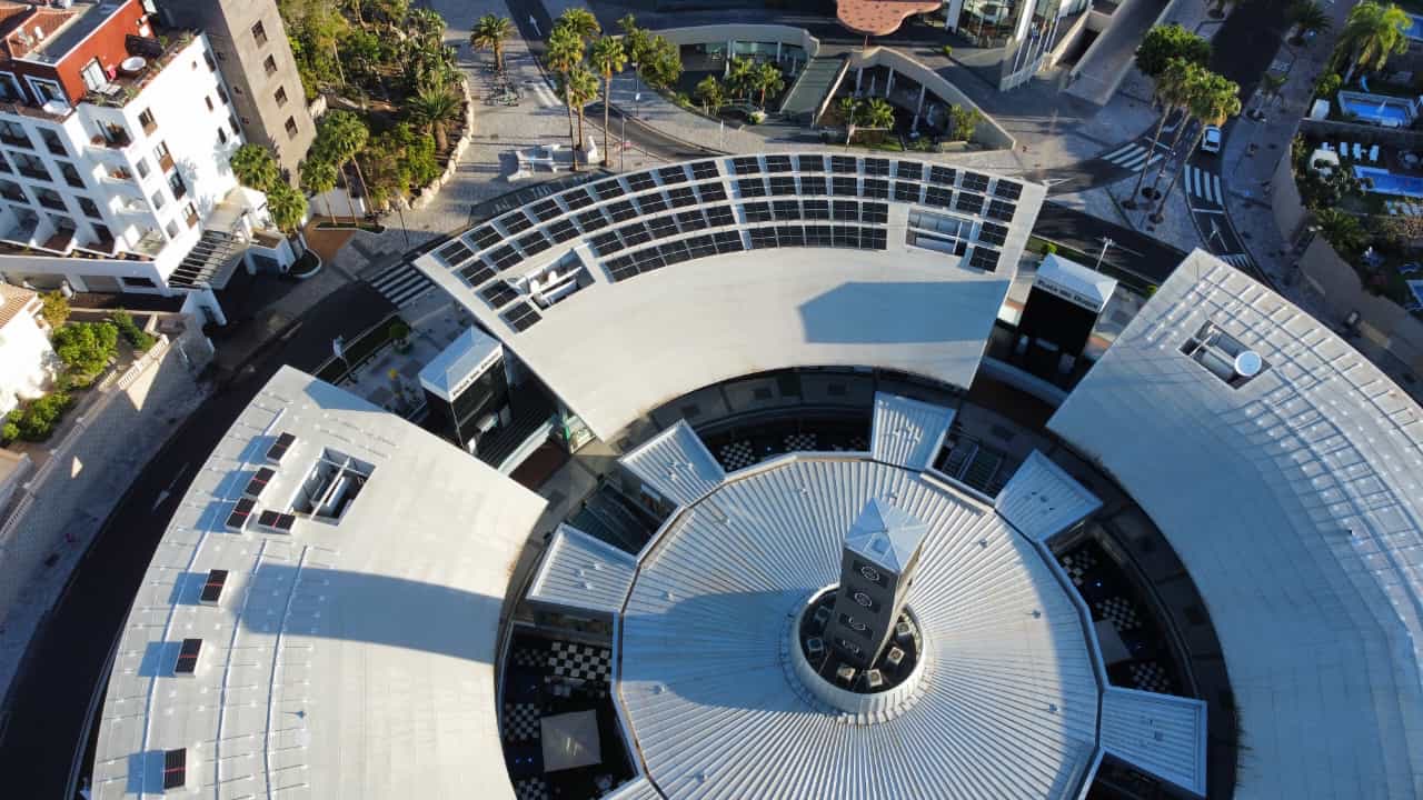 Vista aérea del CC Plaza del Duque con la instalación solar en cubierta