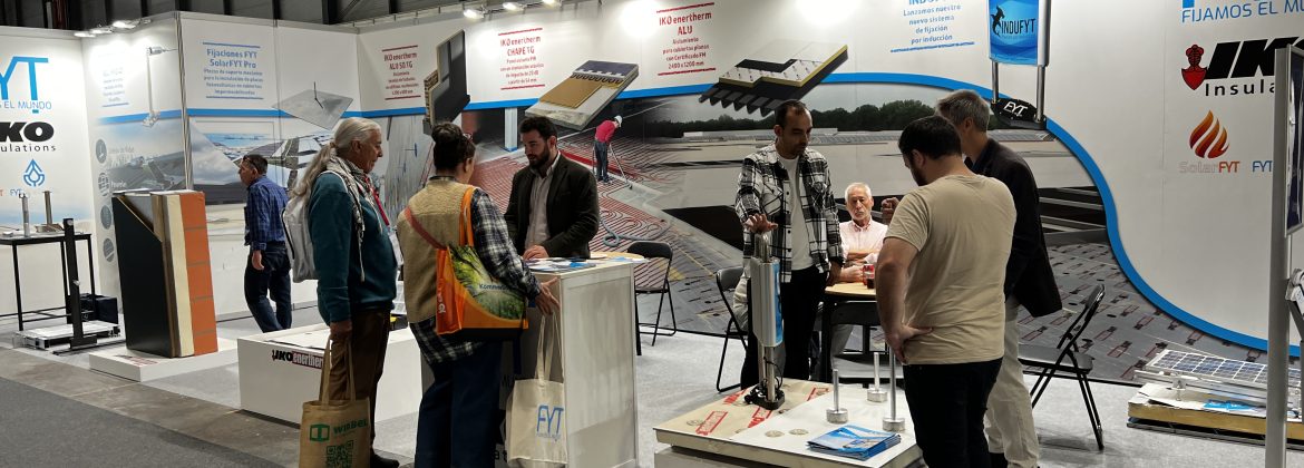 Visitantes en el stand de Fijaciones FYT en Construtec 2024
